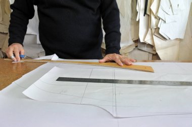 Profesyonel terzi ölçümleri tebeşirlenme elinde