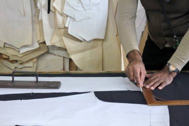 Profesyonel terzi ölçümleri tebeşirlenme elinde