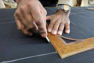 Profesyonel terzi ölçümleri tebeşirlenme elinde