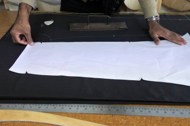 Profesyonel terzi ölçümleri çivitleme elinde 