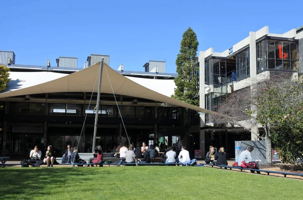 Estudiantes en el campus de la Universidad de Auckland — Foto de Stock