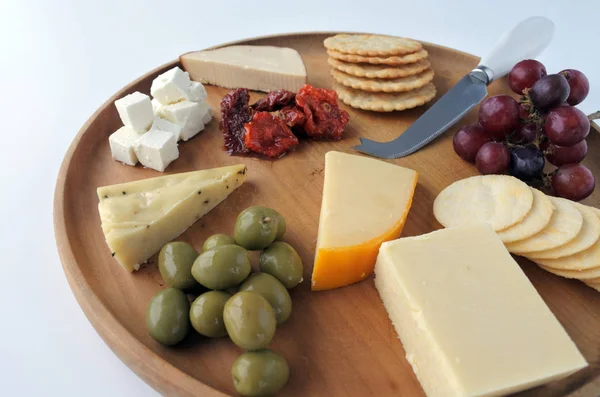 Prato de queijo com vinho tinto — Fotografia de Stock