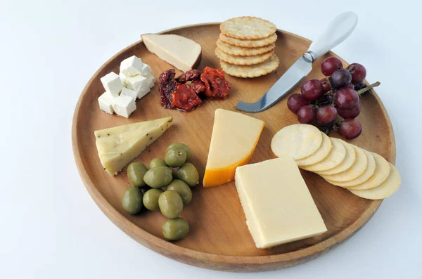 Vista aerea del piatto di formaggio con vino rosso — Foto Stock