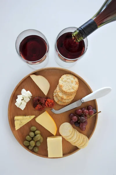 Rode wijn en kaas schotel — Stockfoto
