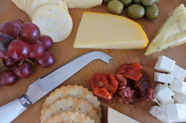 Käseplatte mit Rotwein — Stockfoto