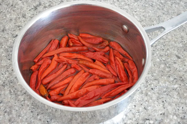 Chillies Vermelhos Quentes Cozinhados Uma Panela Metal Uma Parte Superior — Fotografia de Stock