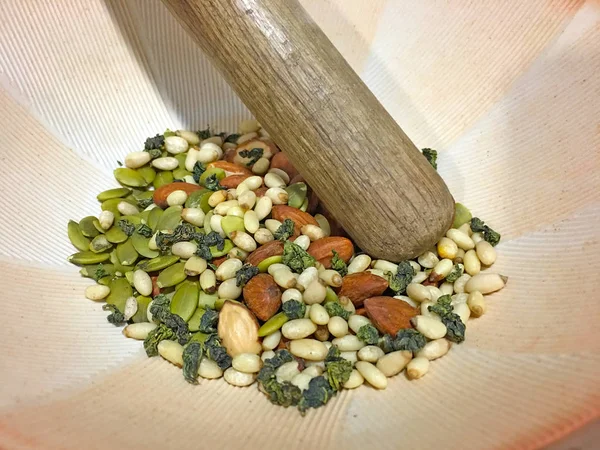 Nueces y semillas en un tazón para té machacado, Lei Cha — Foto de Stock