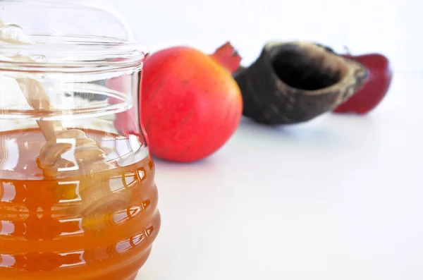 Tarro de miel, granada Shofar y manzana roja —  Fotos de Stock