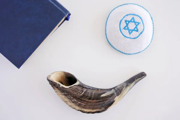 Flache Laien-Ansicht von Shofar, Tora-Buch und Kippa-Hintergrund — Stockfoto