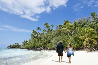 Rapota Adası Aitutaki Lagoon Cook Adaları'nda çift yürümek