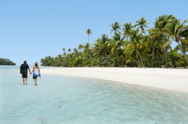 Çift Aitutaki Lagoon Cook Adaları üzerinde yürümek