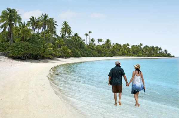 Aitutaki Lagoon Cook Adaları içinde bir ayak adada çift yürümek
