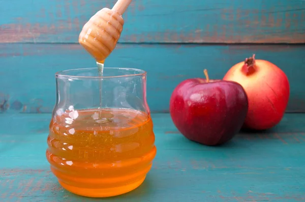 Pomme au miel et pomganet sur fond turquoise — Photo