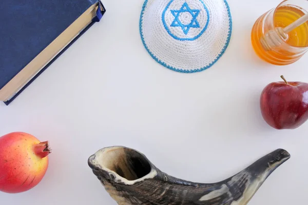 Plat lag uitzicht op sjofar, Torah boek, Kippa, appel, honing en Pom — Stockfoto