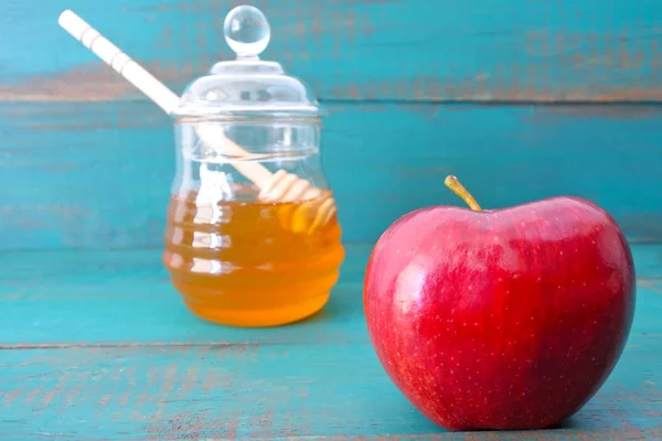 Rotes Apfel- und Honigglas auf türkisfarbenem Hintergrund — Stockfoto