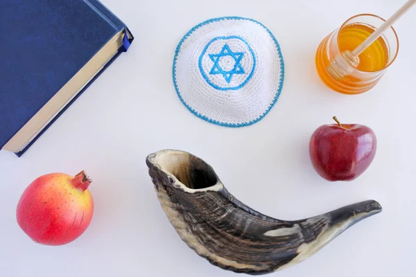 Flache Laien-Ansicht von Shofar, Tora-Buch, Kippa, Apfel, Honig und Pom — Stockfoto