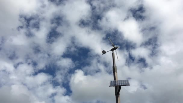 Paneles solares turbina eólica — Vídeo de stock