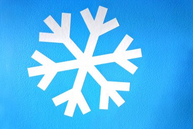 Hafif mavi zemin üzerine beyaz kar tanesi