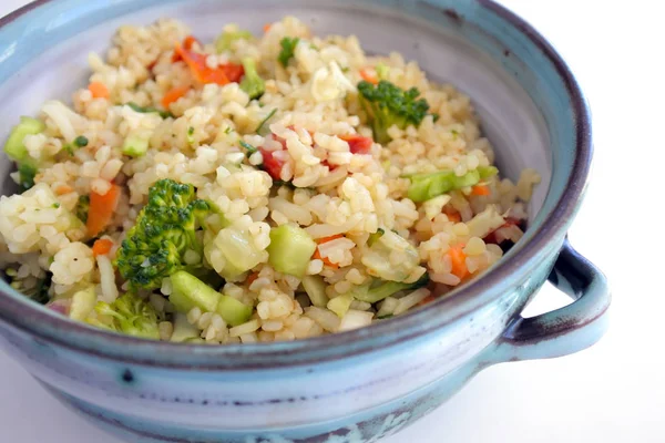 Ensalada Bulgur servida en un tazón de barro — Foto de Stock