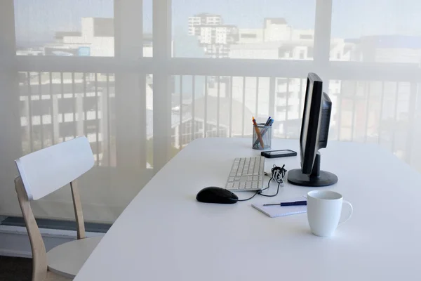 Un bureau de travail unique vide dans le bureau à domicile — Photo