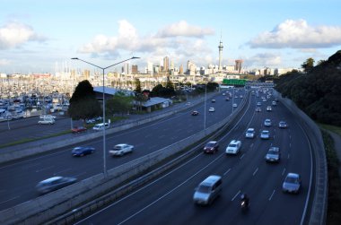 Manzaralı acele saat trafik Auckland merkezi iş bölgesinde Yeni Zelanda.