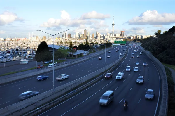 Manzaralı acele saat trafik Auckland merkezi iş bölgesinde Yeni Zelanda.