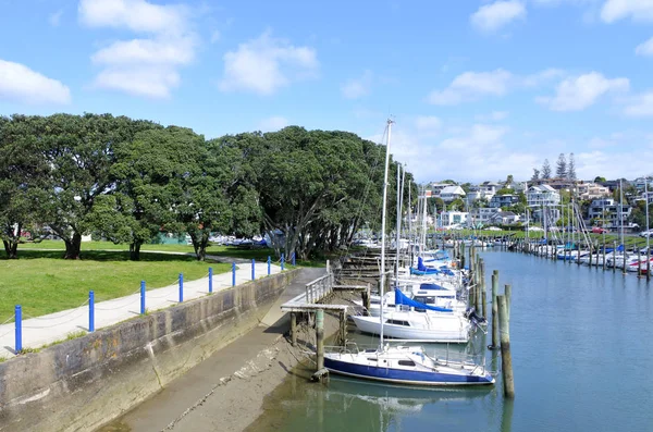 Barcos à vela amarração em Wairau Creek em Milford Auckland — Fotografia de Stock