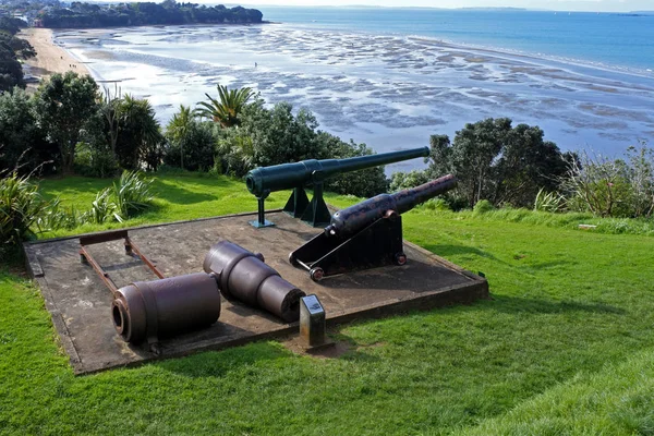 Gamla kanoner i Maungauika North Head historiska Reserve — Stockfoto