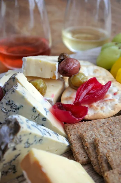 Peynir tabağı ile gül ve beyaz şarap eşliğinde — Stok fotoğraf