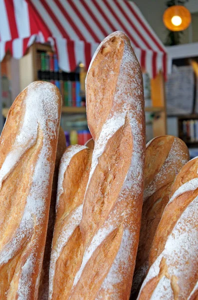 Свежие буханки французского хлеба возле пекарни в Париже Франция — стоковое фото