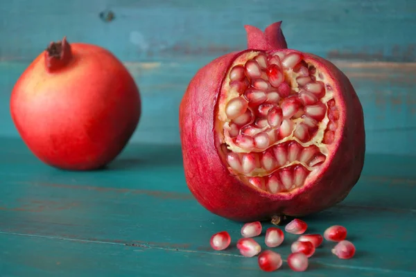 Zwei Granatapfel-Frucht und Samen essen Hintergrund — Stockfoto