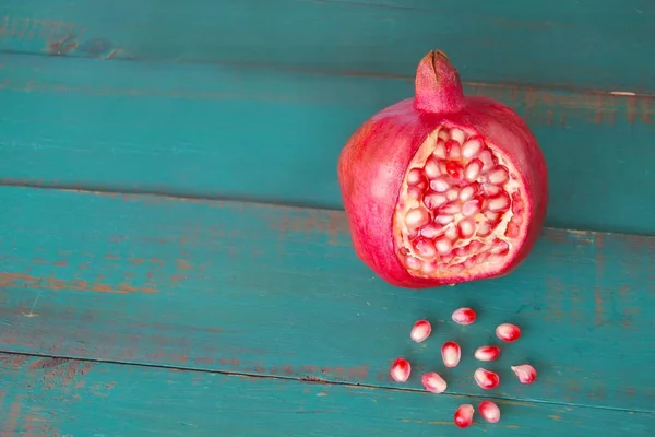 Een granaatappel vruchten en zaden eten achtergrond — Stockfoto