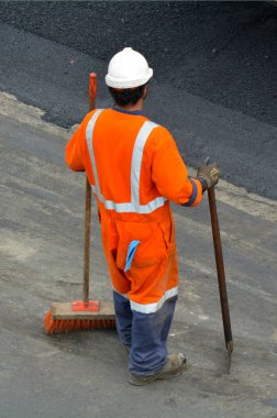 Asfalt çalışmaları onarım sırasında yol işçisi 