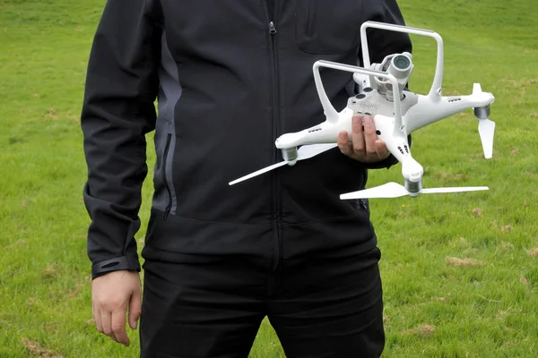 kişi bir dron bir uçuş için hazırlar.