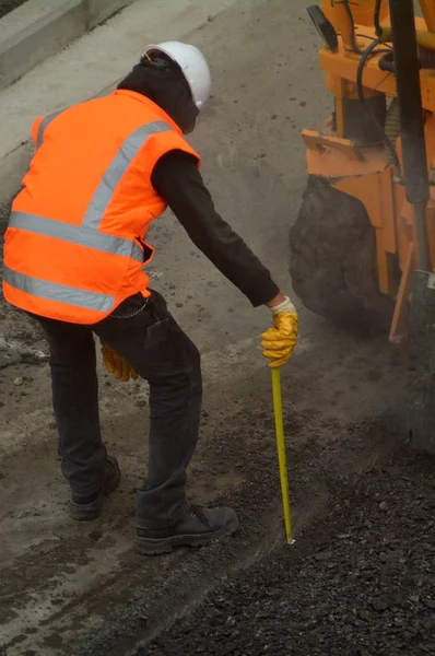 道路沥青工作修复过程中的工人 — 图库照片