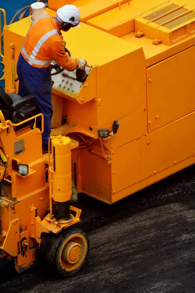 Yol çalışan sürücüler yayıcı Asfalt asfalt çalışmaları onarım sırasında — Stok fotoğraf