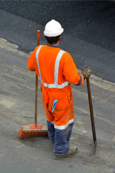 Trabajador de carretera durante la reparación de asfalto —  Fotos de Stock