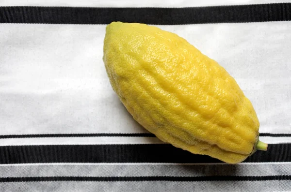 Yellow citron - Etrog — Stock Photo, Image
