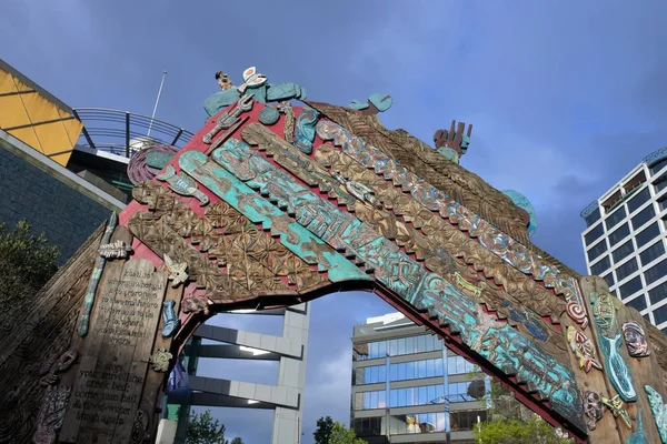 Maori Holzschnitzerei in aotea square auckland — Stockfoto