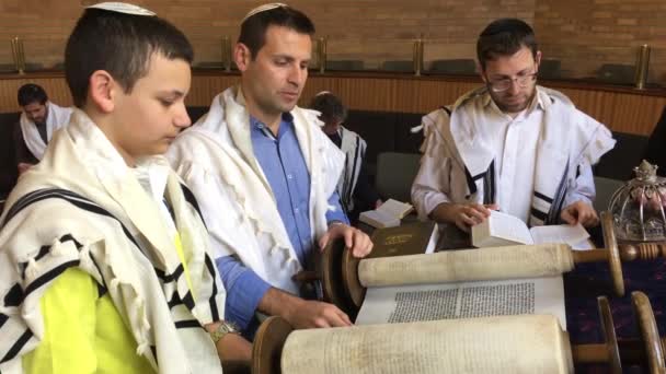 Juden Lesen Während Der Hohen Feiertage Aus Der Thora Alija — Stockvideo
