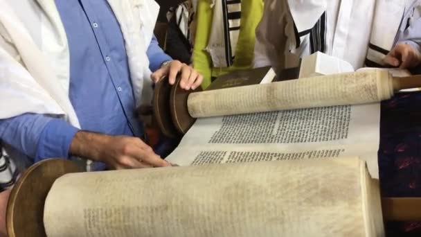 Ireconhecível Povo Judeu Lendo Torá Aliyah Bênçãos Durante Feriados Elevados — Vídeo de Stock