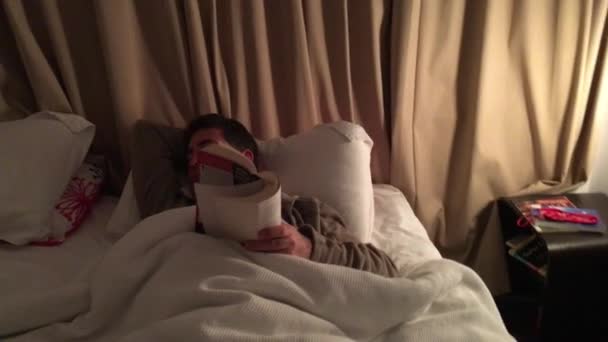 Взрослый мужчина храпит в постели — стоковое видео