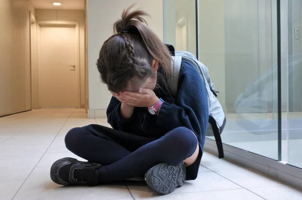 Giovane ragazza della scuola elementare piangendo — Foto Stock