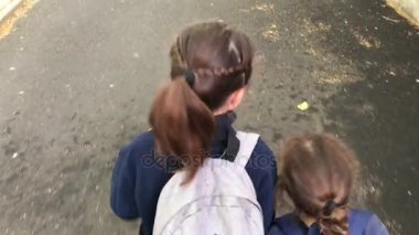 Birlikte okula iki okul kız kardeş 