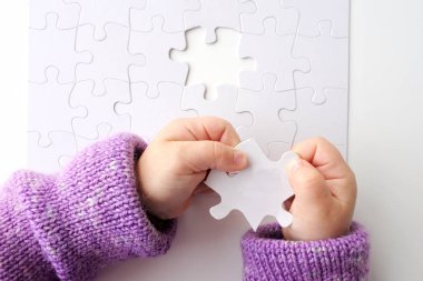 Çocuk ellerini tutar bir bilmecenin son bulmaca parçası
