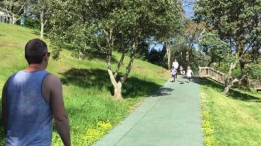 Aile uçan tilki parkta eğleniyor. Beraberlik kavramı gerçek insanlar. Kopya alanı 