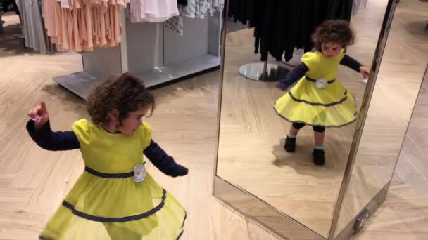 Kinotag eines kleinen Mädchens, das vor einem Spiegel tanzt — Stockvideo