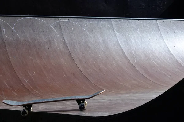 Skateboard na prázdný skateboarding rampa — Stock fotografie