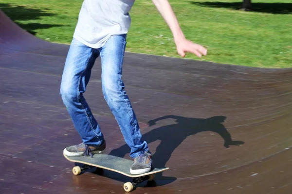 Skateboarder en una rampa de skate — Foto de Stock