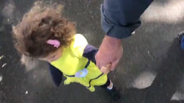 Pov Ponto Vista Pai Filha Anos Caminha Juntos Rua Pessoas — Vídeo de Stock